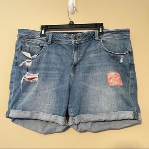 Lucky Brand 20W Mid Rise Georgia Short Patch distressed denim Medium Wash Folded